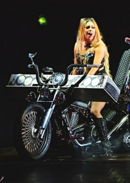 Lady Gaga speelt op haar "pianomotorfiets"