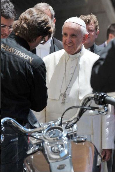 Paus Franciscus krijgt een Harley Davidson
