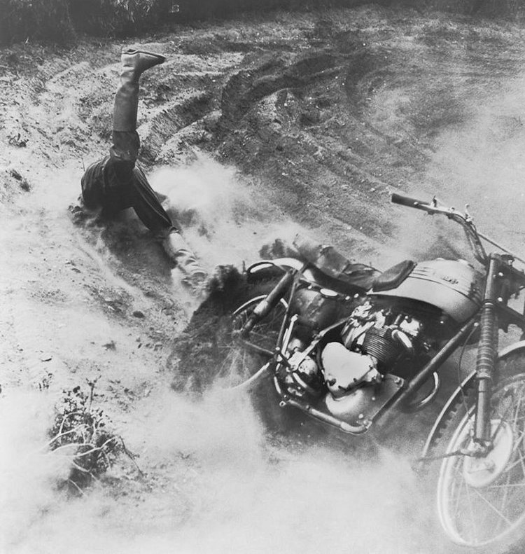 Foto van vallende motorrijder uit vel 50 jaar World Press Photo