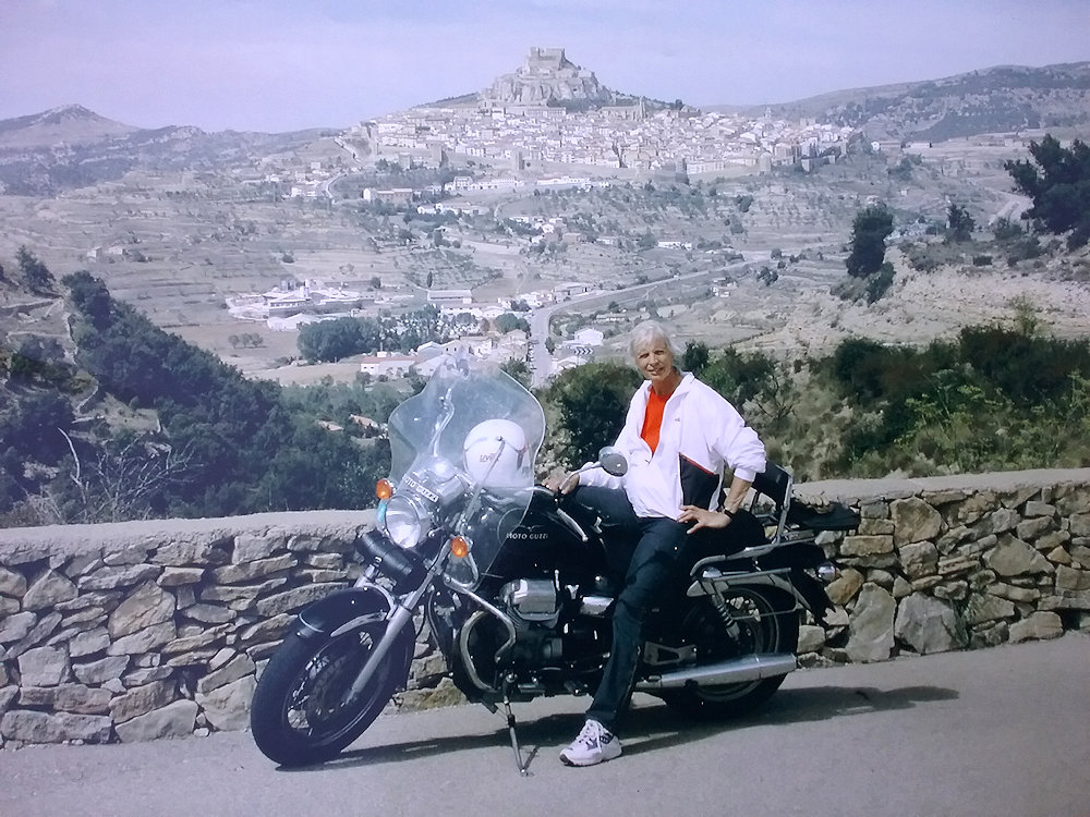 Agnes Koolmees op de Moto Guzzi bij Castel Morrella, Spanje