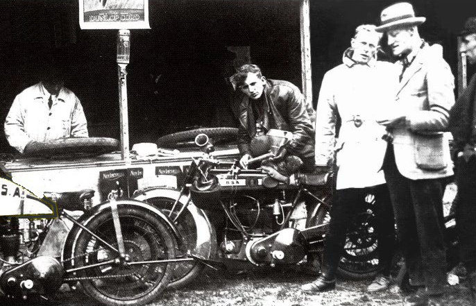 Dirk de Vries die zijn 500cc BSA klaarmaakt voor de 1e TT Assen in 1925
