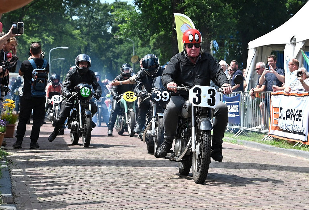 Dick de Vries op de Sparta bij de start van de Historische Parade 100 jaar TT Assen