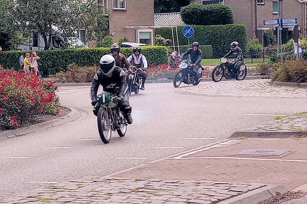 Deelnemers aan de Historische Parade 100 jaar TT Assen