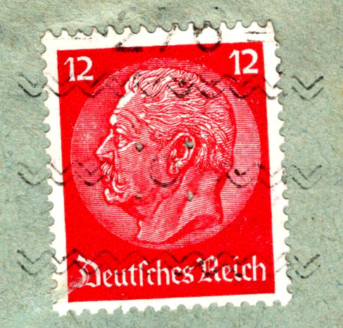 Postzegel aangebracht met een Komusina postzegelplakmachine