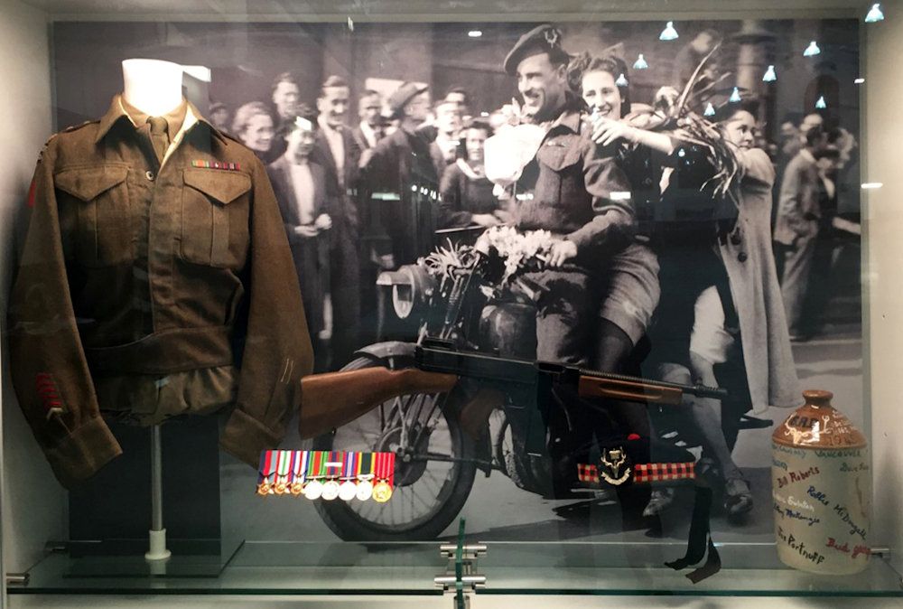 Vitrine met W.L. Roberts in Seaforth Museum Vancouver
