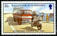 Politie als transportbegeleider op zegel Guernsey, 1980