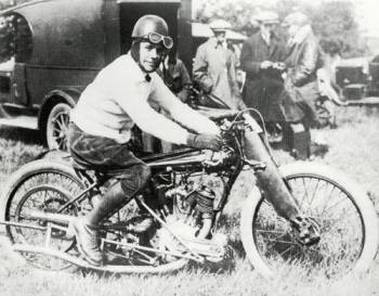 George Brough op zijn "Old Bill" racer