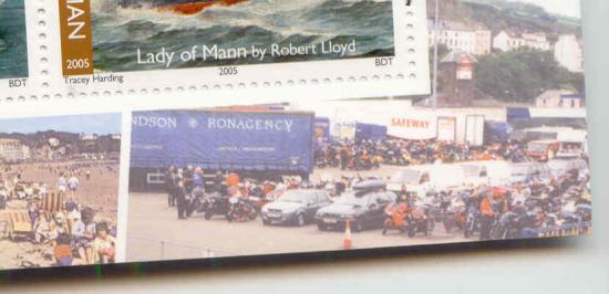 Deel van de rand van het Prestige boekje, met wachtende motorrijders in de haven