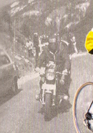 Motorrijder op blokje Frankrijk tgv. 100 jaar Tour de France