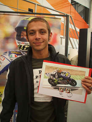 Rossi toont de promo afbeelding tgv. zijn ronde over het Manx TT-circuit
