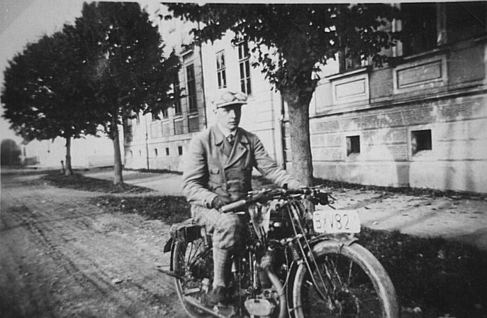 Gottlieb Tuzar op zijn motorfiets